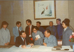 1982年5月，上海施貴寶合資簽約儀式，是中國改革開放以後成立的第一家中美合資製藥企業。